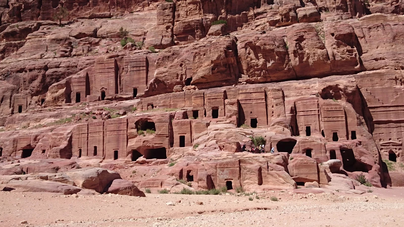 Tombe nabatee scavate nella roccia rossa del deserto giordano