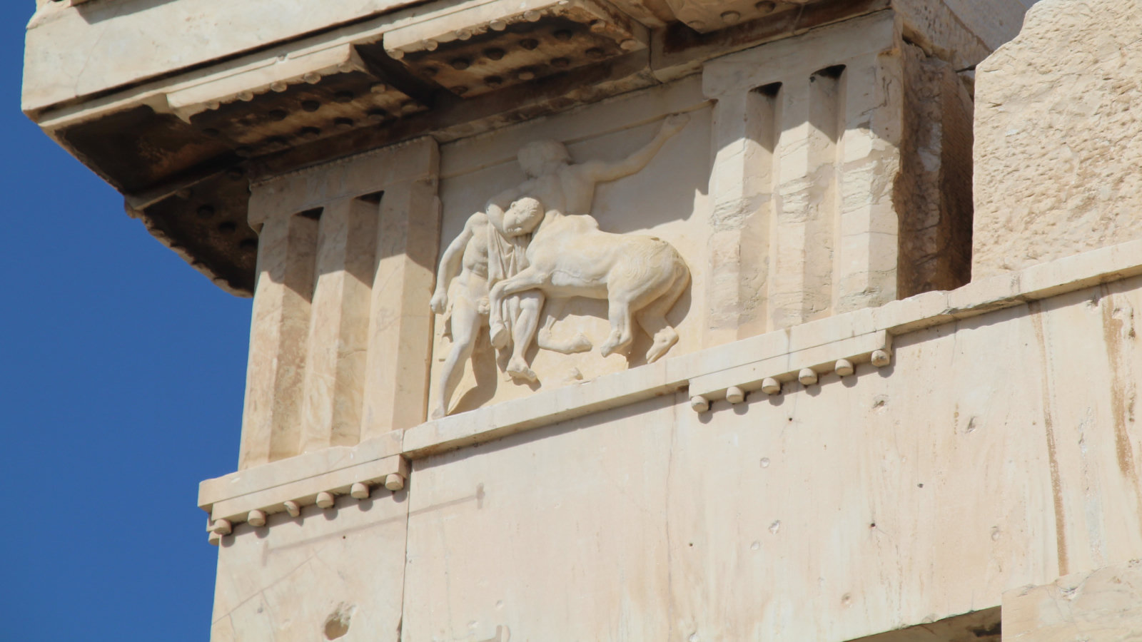 Copia della "metopa meridionale 1", rimossa dal Partenone in tempi recenti per essere conservata ed esposta nel Museo dell'Acropoli