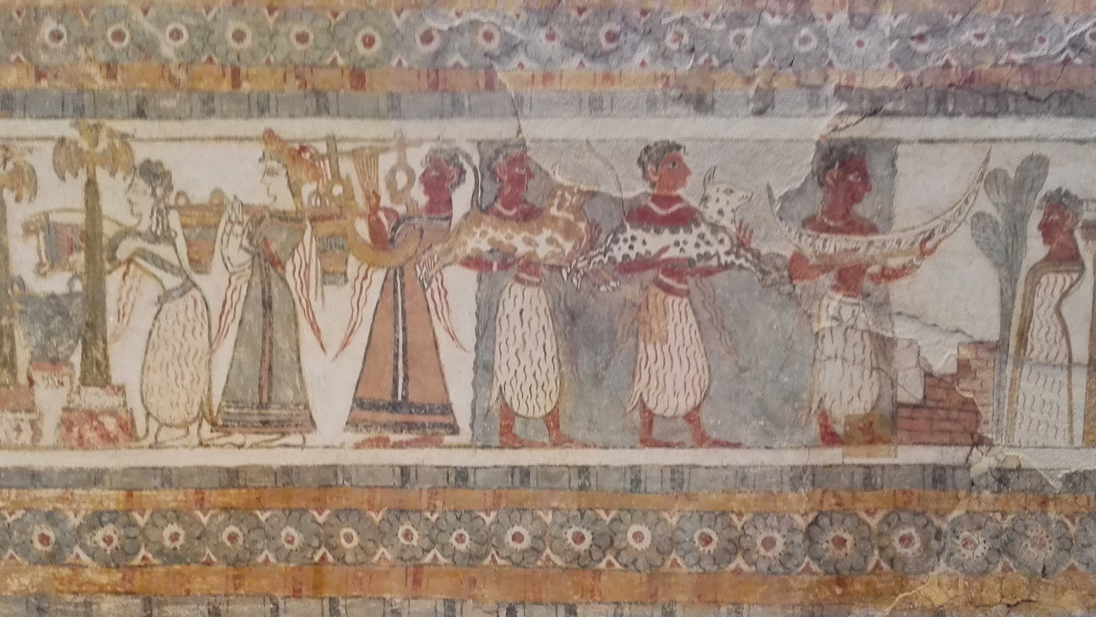 Il sarcofago di Haghia Triada, dettaglio del fregio con la processione di offerenti (TM IIIA2 iniziale). Museo Archeologico di Heraklion